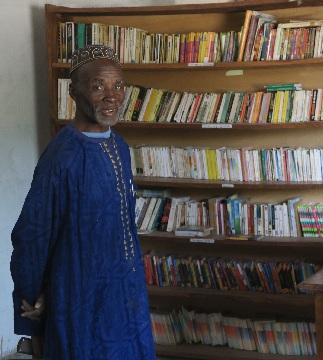 Lamine DIATTA dans sa bibliothèque Lire en Afrique de MLOMP (Bignona) en 2016