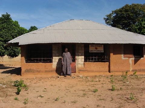 Youba SAMBOU devant sa bibliothèque Lire en Afrique de Thiobon en 2012