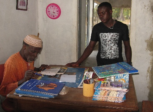 Séance de prêt bibliothèque Lire en Afrique de MLOMP (Bignona) en 2012