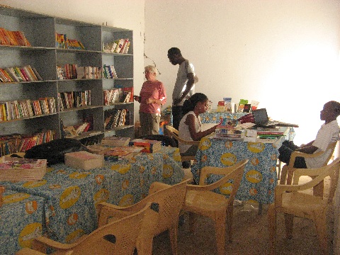 Bibliothèque de Malem Hodar, visite de Lire en Afrique en 2013