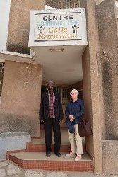 Le bibliothécaire Abdou Sané avec Éliane